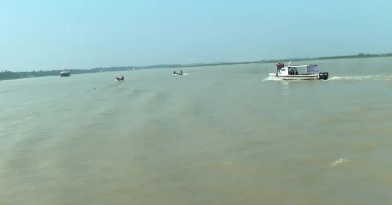 বরিশালের বিভিন্ন নদ-নদীতে নৌবাহিনীর অভিযান